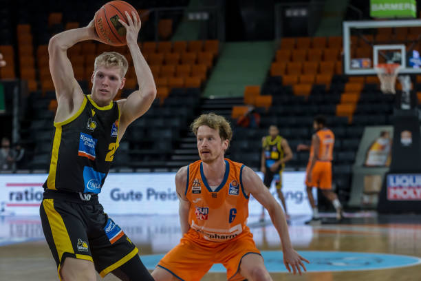 包括一名全 包括一名全